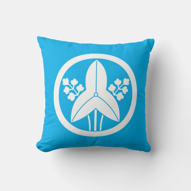 Standing arrowhead in a circle throw pillow (Front)