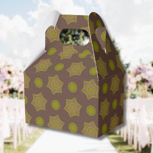 Stars and circles in brown and green favor boxes