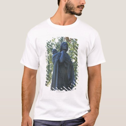 Statue of Sacagawea and her son guide on the T_Shirt