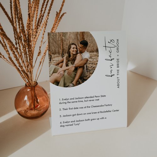STELLA Fun Facts About the Bride and Groom Card Pedestal Sign