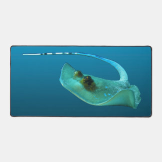 Stingray in motion! Gradient blue background |  Desk Mat