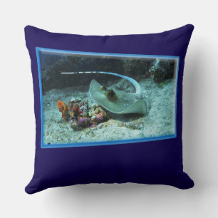 Stingray in motion - Photographic design Throw Pillow