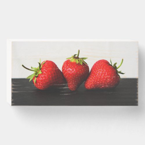 Strawberries On White Over Black wbs8x4cnm Wooden Box Sign