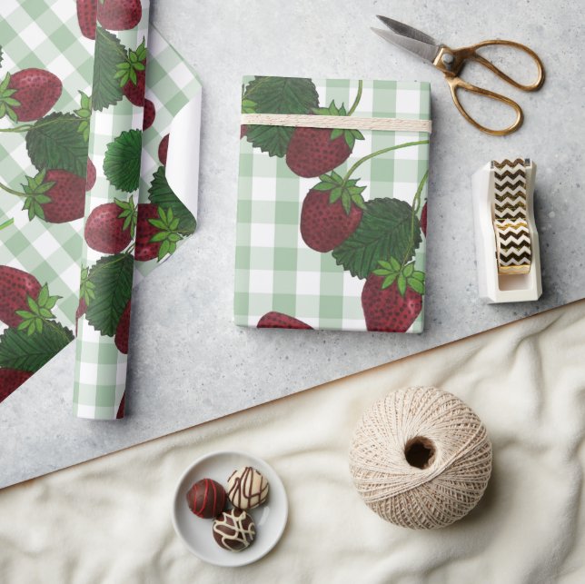 Strawberry And Gingham Wrapping Paper (Crafts)