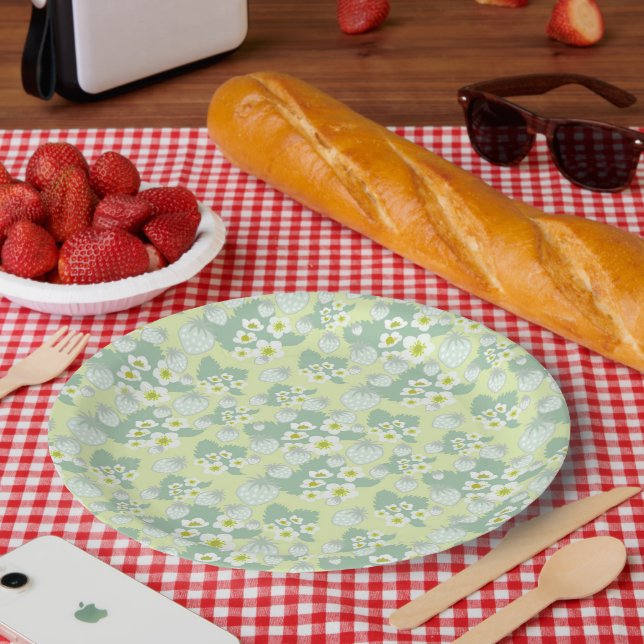 strawberry pattern paper plates (Picnic)
