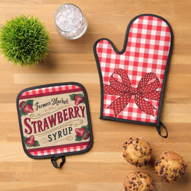 Strawberry syrup oven mitt & pot holder set (Top Down)
