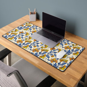 Stunning Seamless Pattern of Flowers and Leaves Desk Mat