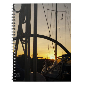 Stuurwiel van zeiljacht met ondergaande zon. notebook