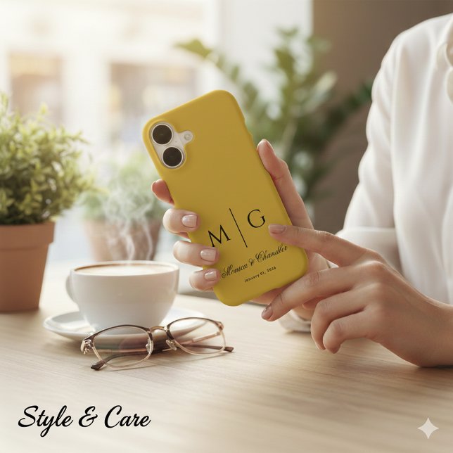 Stylish Monogram With Couple Name Metallic Gold iPhone Case (Stylish Monogram With Couple Name Metallic Gold iPhone 17 Case)