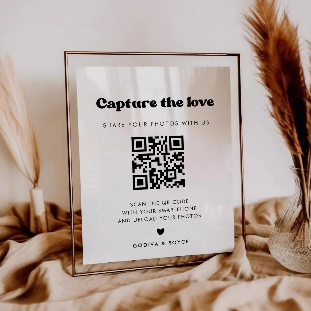 Stylish retro black & white Capture the love sign
