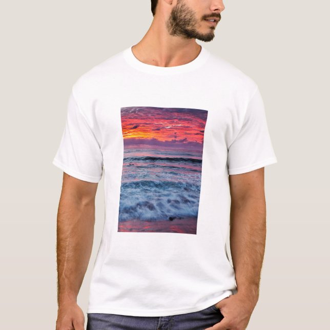 Sunset over ocean waves, California T-Shirt (Front)