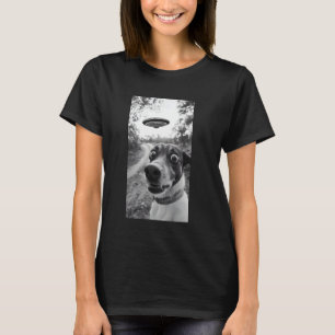 Surprised Dog Selfie With Alien UFO Funny Dog Men T-Shirt