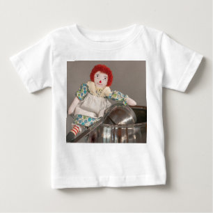 T-shirt Raggedy Ann doll bakes cookies