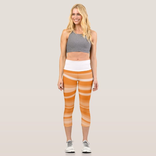 Tasteful White Monochrome Blurred Stripes Capri Leggings (Front)