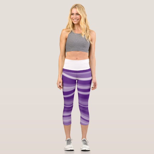 Tasteful White Monochrome Blurred Stripes Capri Leggings (Front)