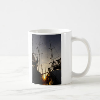 Tegenlicht bij 2 zeilboten in de haven. coffee mug