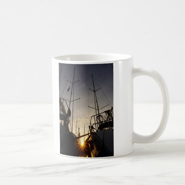 Tegenlicht bij 2 zeilboten in de haven. coffee mug (Right)