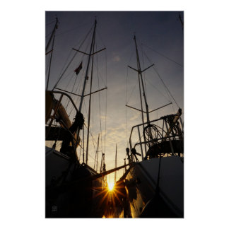 Tegenlicht bij 2 zeilboten in de haven. poster