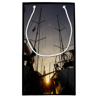 Tegenlicht bij 2 zeilboten in de haven. small gift bag