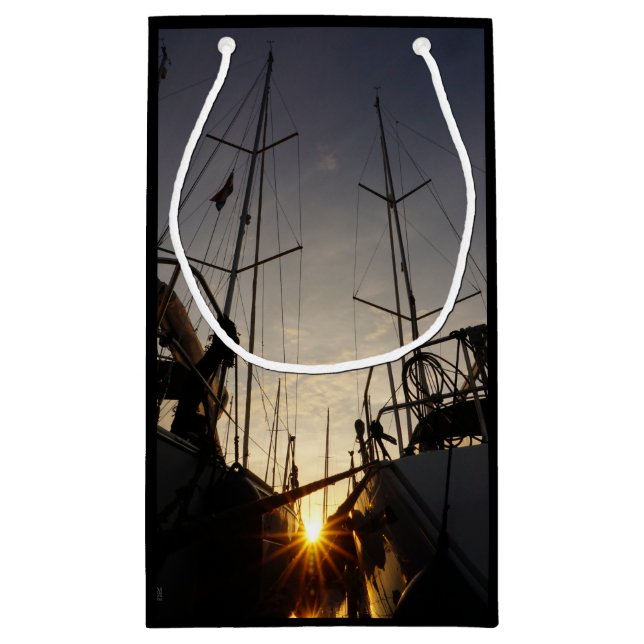 Tegenlicht bij 2 zeilboten in de haven. small gift bag (Back)