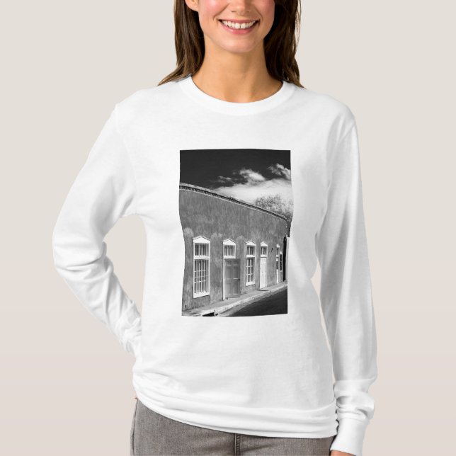 Territorial style architecture, Santa Fe, New T-Shirt (Front)