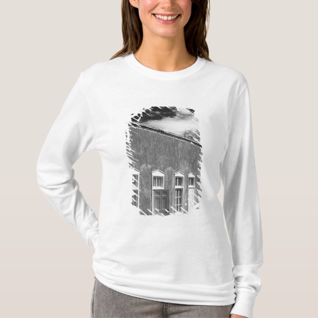 Territorial style architecture, Santa Fe, New T-Shirt (Front)