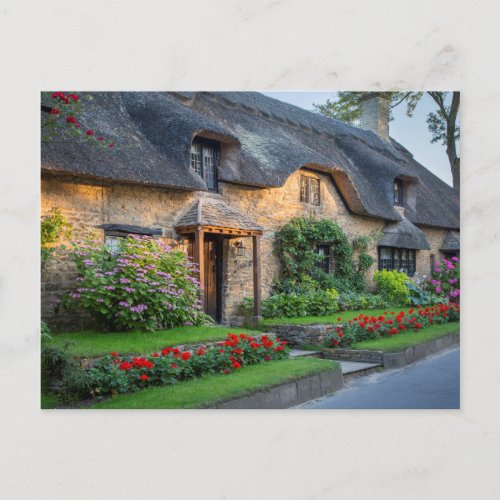 Thatch roof cottage in England Postcard
