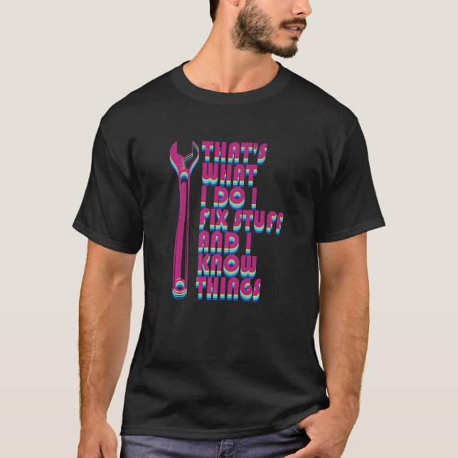 That's What I Do I Fix Stuff And I Know Things Des T-Shirt (Front)