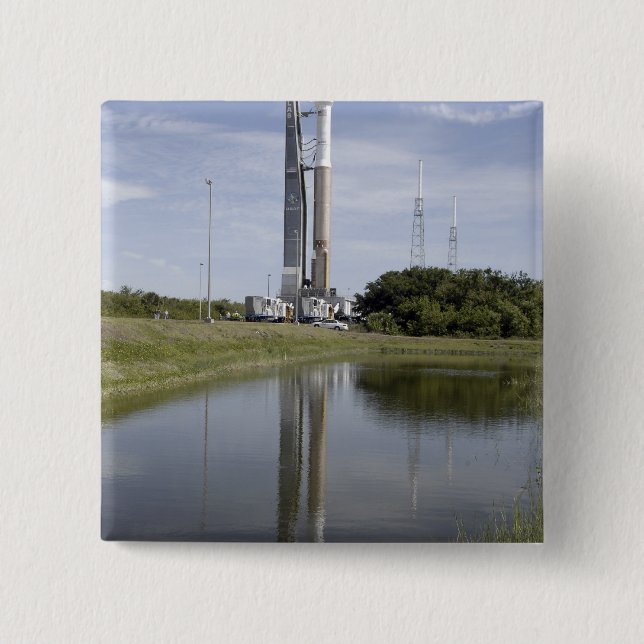 The Atlas V/Centaur arrives on the launch compl Button (Front)