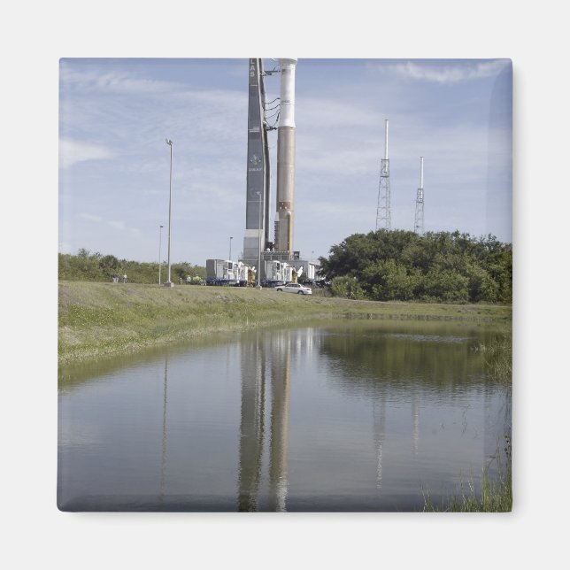 The Atlas V/Centaur arrives on the launch compl Magnet (Front)