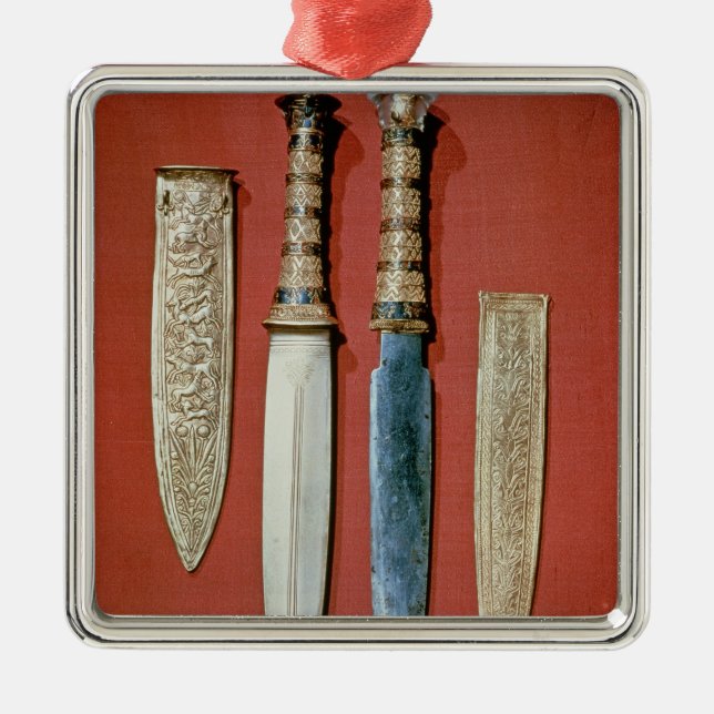 The king's two daggers, from tomb of metal ornament (Front)