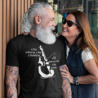 THE OLDER THE FIDDLER SWEETER THE TUNE IRISH T-Shirt