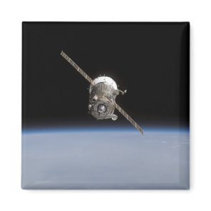 The Soyuz TMA-11 spacecraft above Earth's horiz Magnet