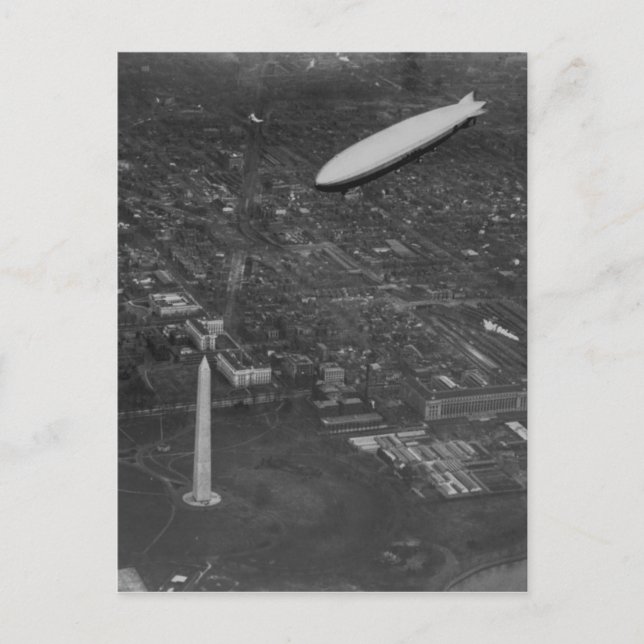 The US Airship 'USS Los Angeles' ZR3 flying over Postcard (Front)