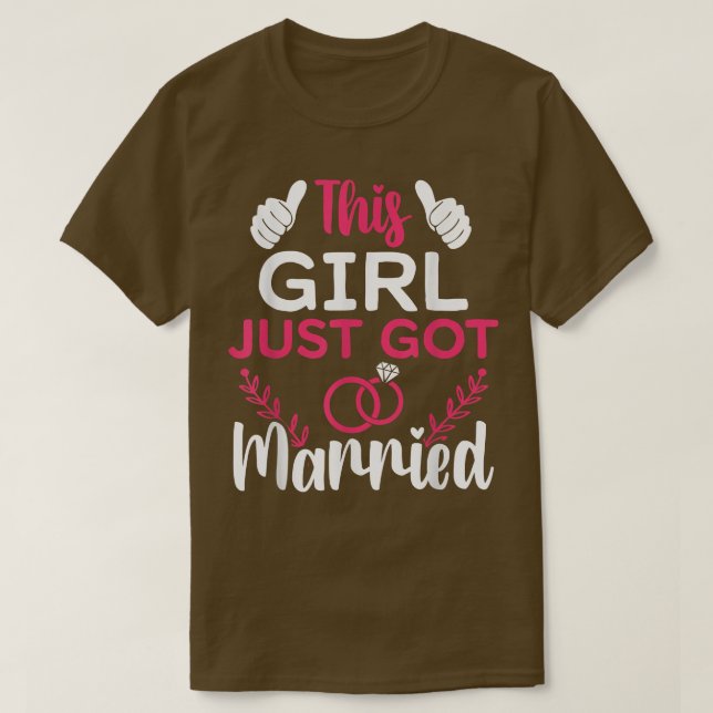 This Girl Just Got Married Just Married Bride  T-Shirt (Design Front)