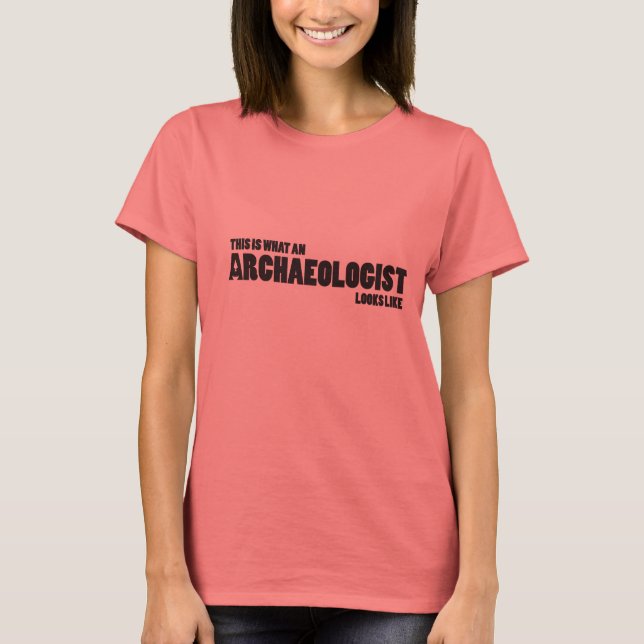 "This is what an archaeologist looks like" ball-T T-Shirt (Front)