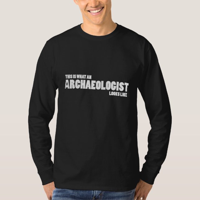 "This is what an archaeologist looks like" long T T-Shirt (Front)