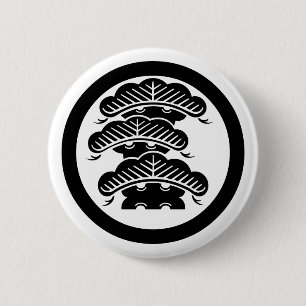 Three-tiered pine with arashi L in circle Pinback Button