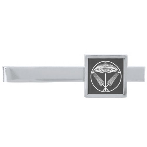 Three umbrellas in a threadlike ring silver finish tie bar