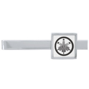 Three umbrellas, staggered in circle silver finish tie bar