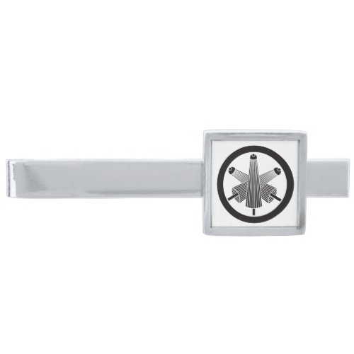 Three umbrellas, staggered in circle silver finish tie bar