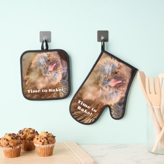 Tilted Head Chicken Photography Oven Mitt & Pot Holder Set (Insitu(Hanging))