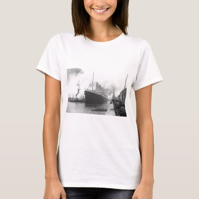 Titanic at the docks of Southampton T-Shirt (Front)