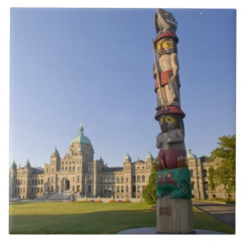 Totem pole at the Parliament building in Tile