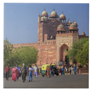 Tourists in front of Fatehpur Sikri, in the Tile