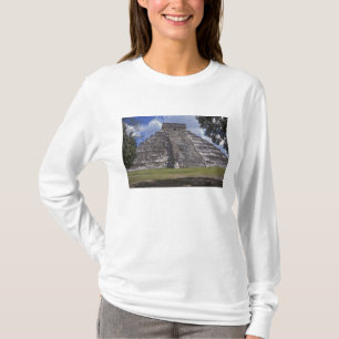 Tourists walk past an unrestored side of El T-Shirt