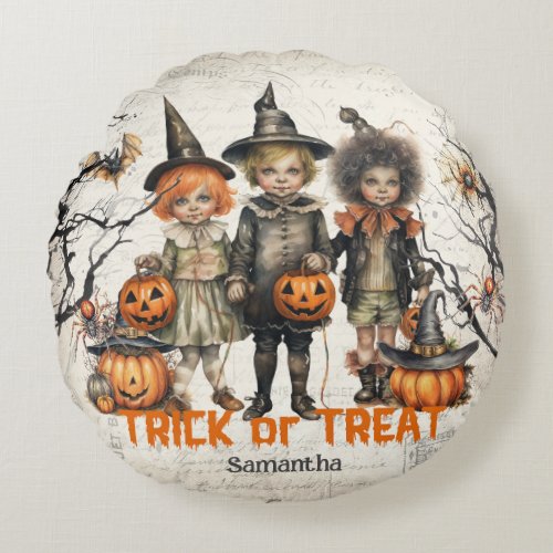 Traditional kids with classic Halloween costumes Round Pillow