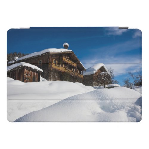 Traditional wooden cabins in de snow iPad pro cover