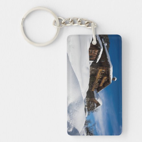Traditional wooden cabins in de snow keychain