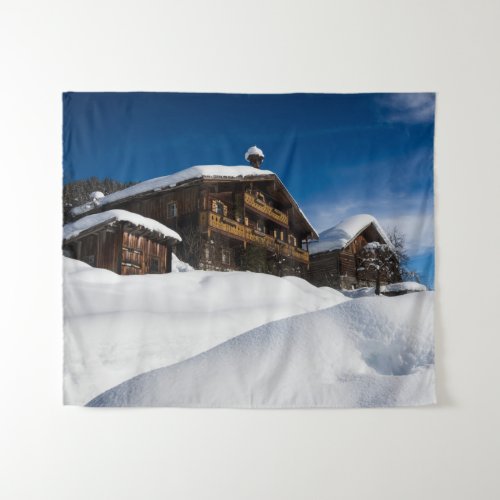 Traditional wooden cabins in de snow tapestry